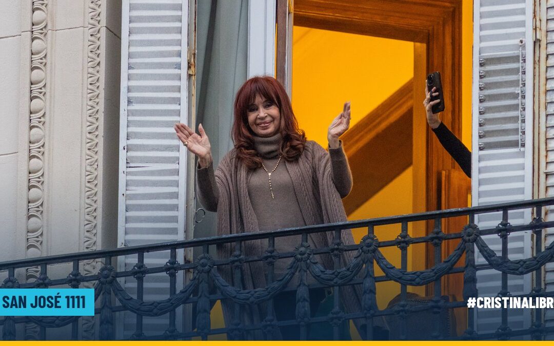 Cristina saluda desde el balcón de San José 1111